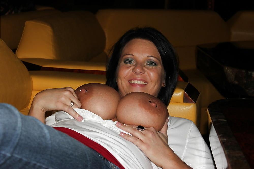 25P Une Femme Avec Un Piercing Sur Les Seins Ou Le Sexe suite 1