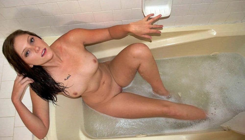 25P Erotic Bathtub Babes - Session 14