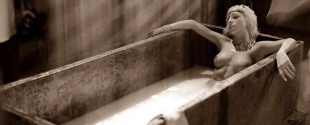 25P Erotic Bathtub Babes - Session 14