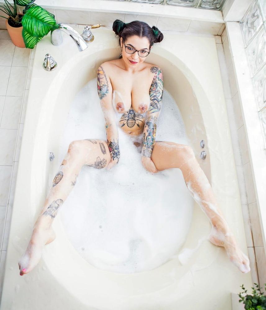 25P Erotic Bathtub Babes - Session 14