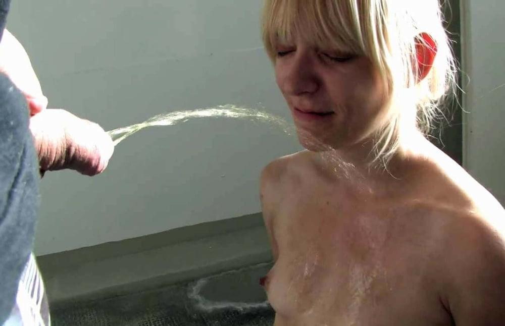 16P 0080 - les hommes pissent sur les salopes
