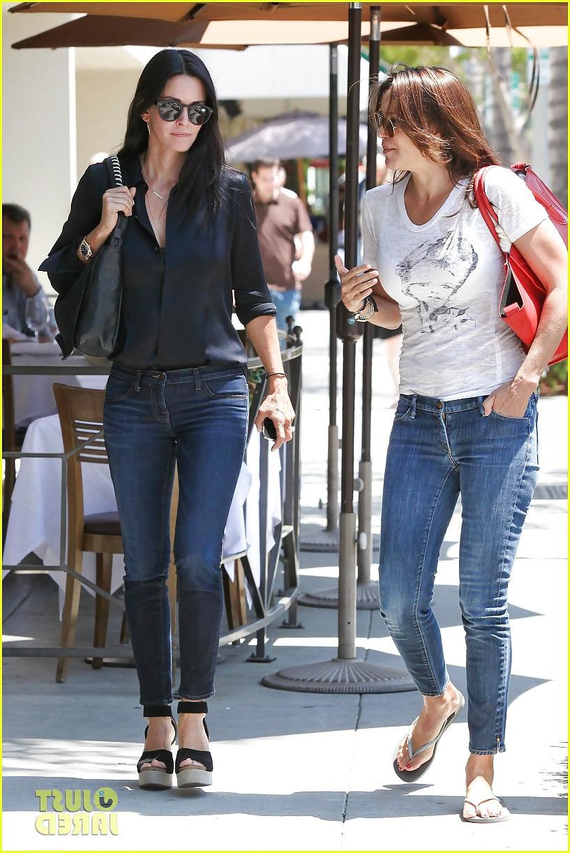 25P Courteney Cox Foot Pics