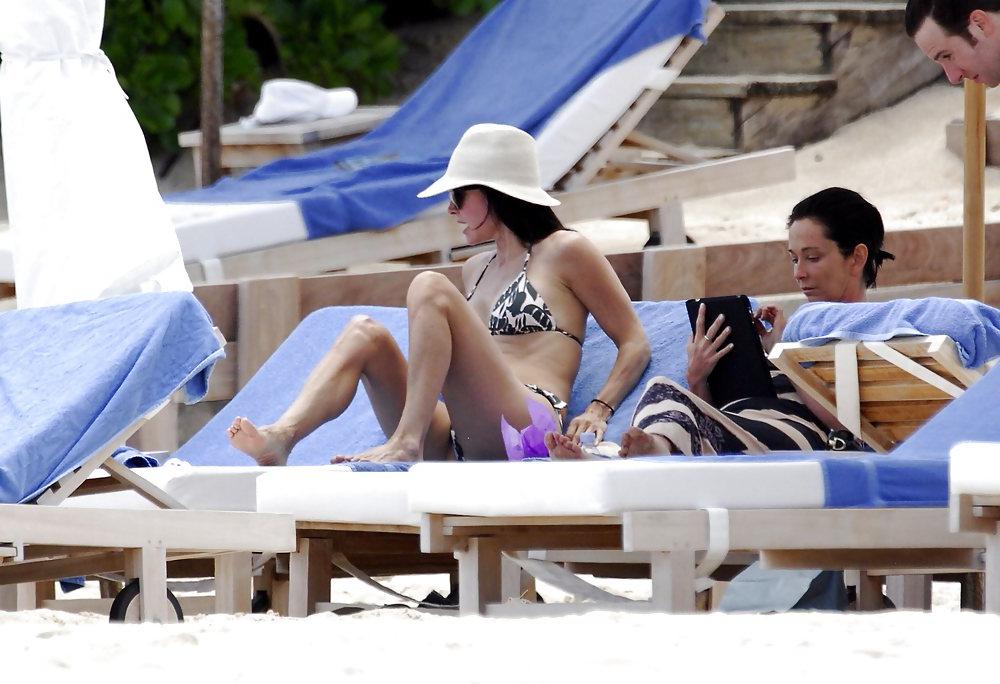 25P Courteney Cox Foot Pics