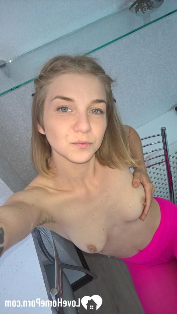 15P Housemaid fooling around at her master's house