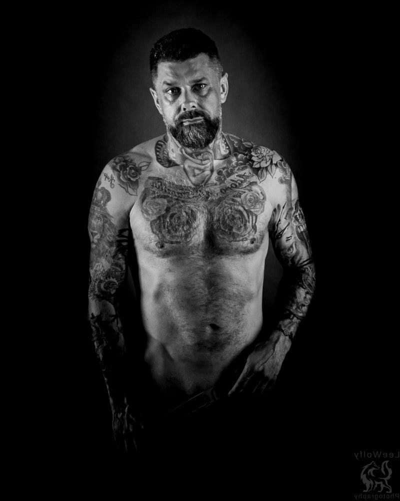 25P Black and White Erotic