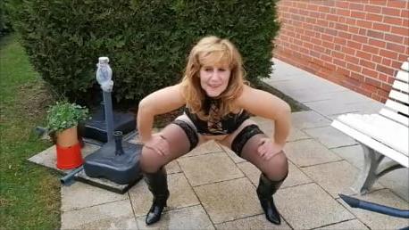 8P pee outside