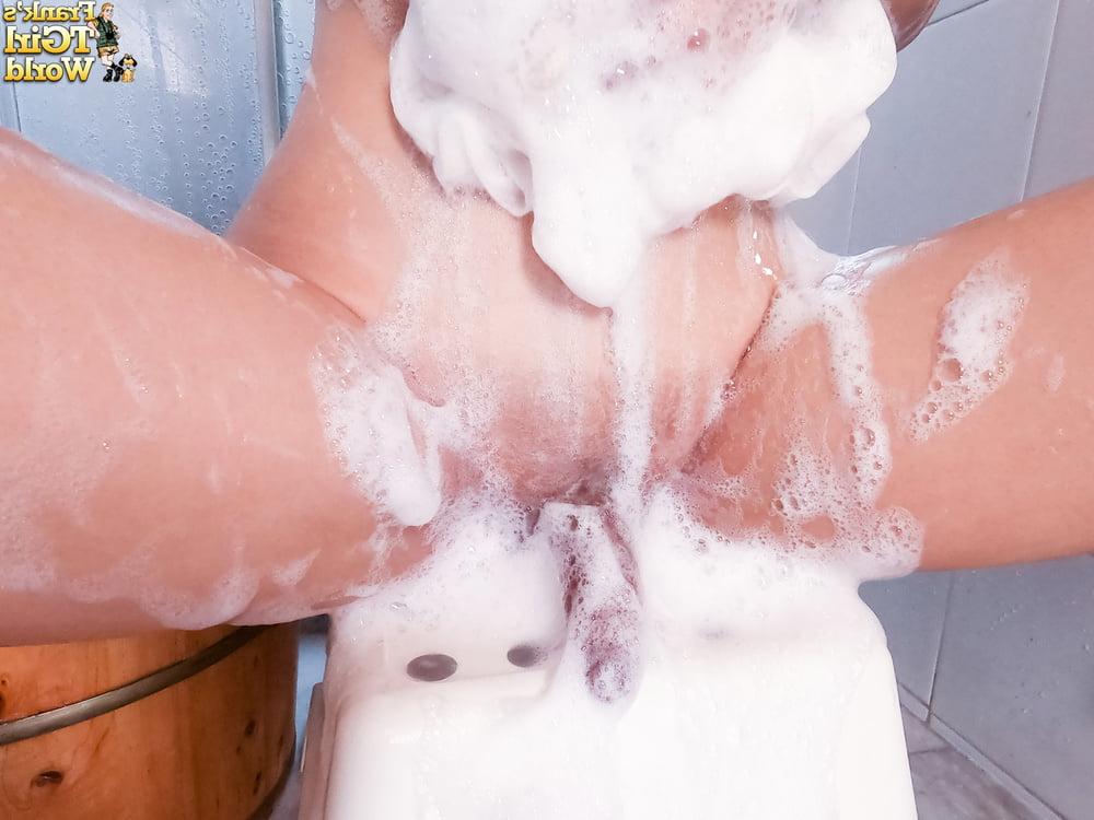 7P FRANK'S TGIRL WORLD: Ami Soaks Herself