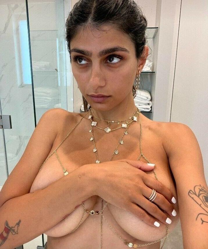 25P Mia Khalifa nude