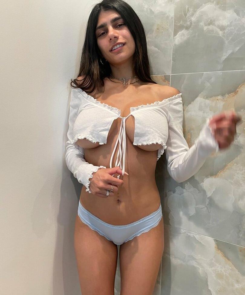 25P Mia Khalifa nude