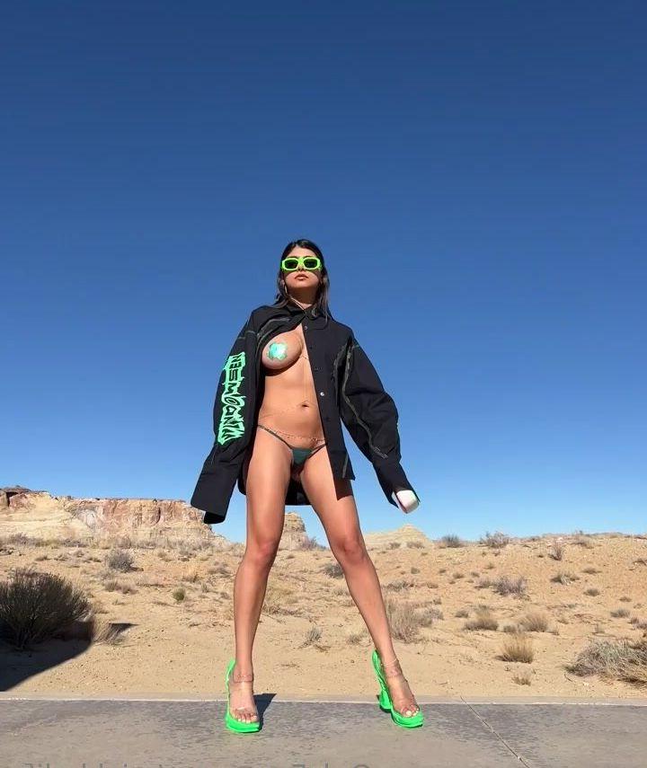 25P Mia Khalifa nude