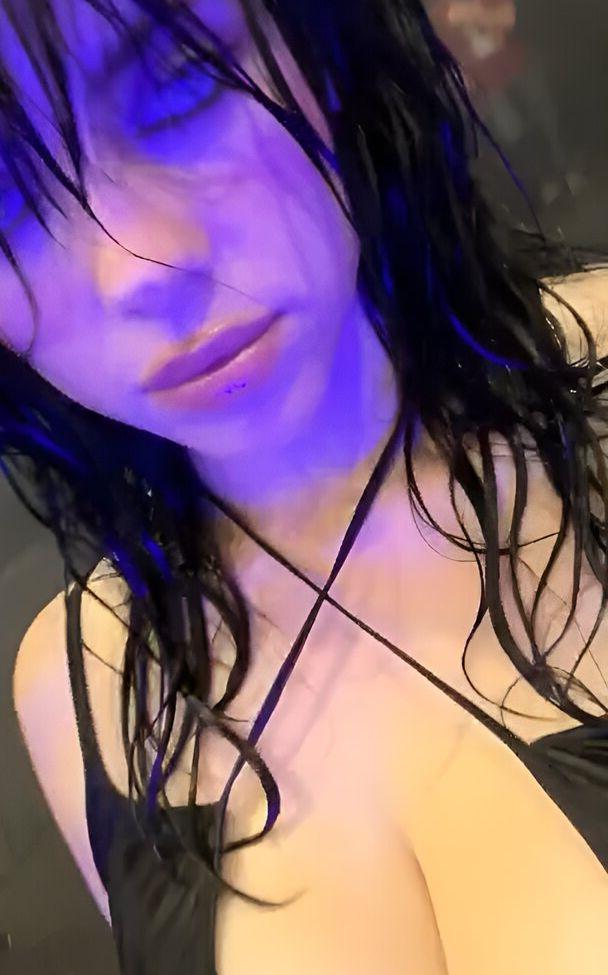 25P Billie Eilish nude
