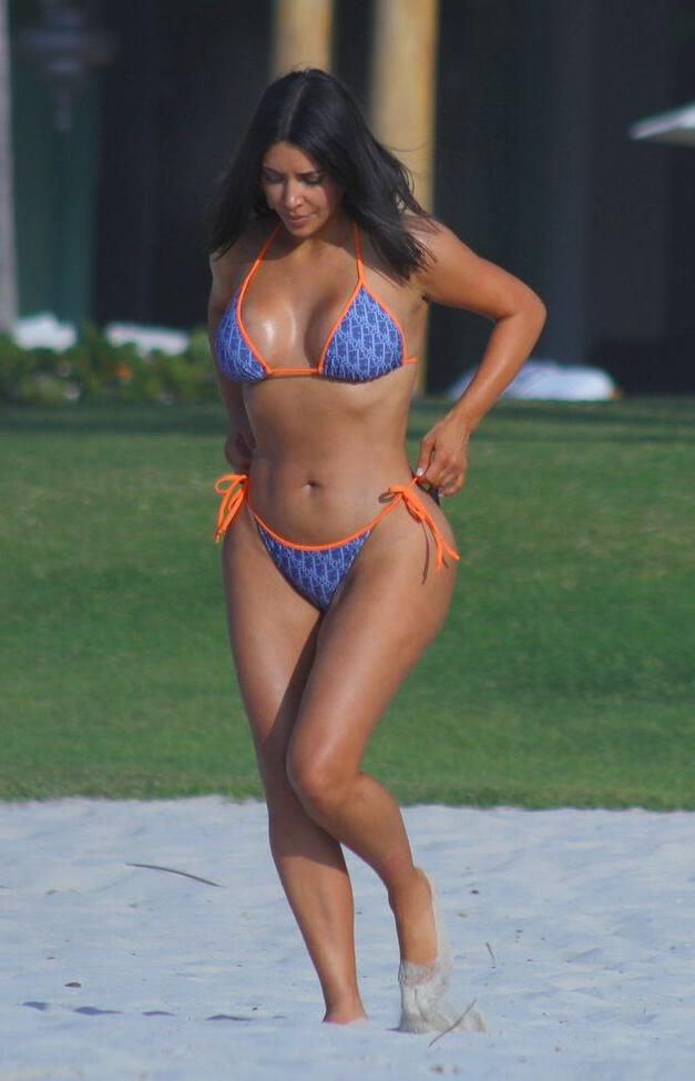 25P Kim Kardashian nude