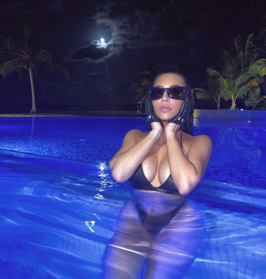 25P Kim Kardashian nude