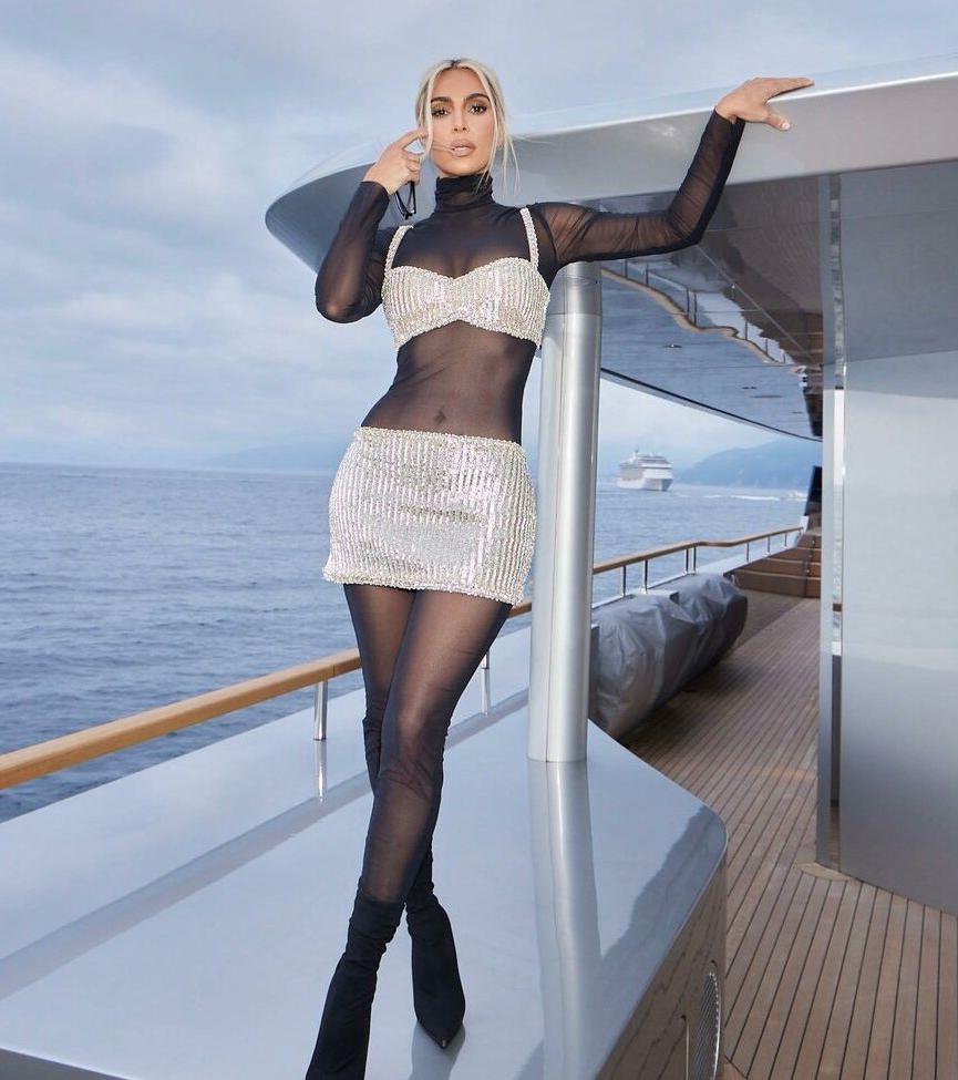 25P Kim Kardashian nude