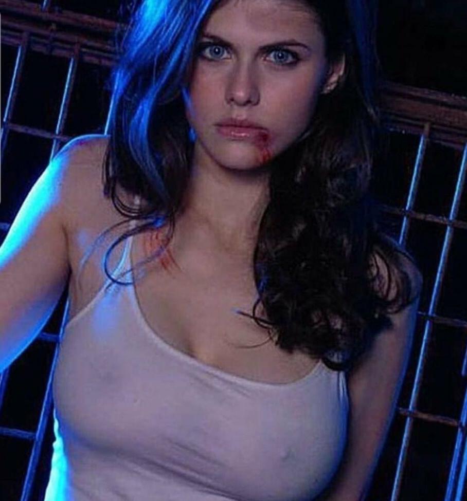 21P Alexandra Daddario nude