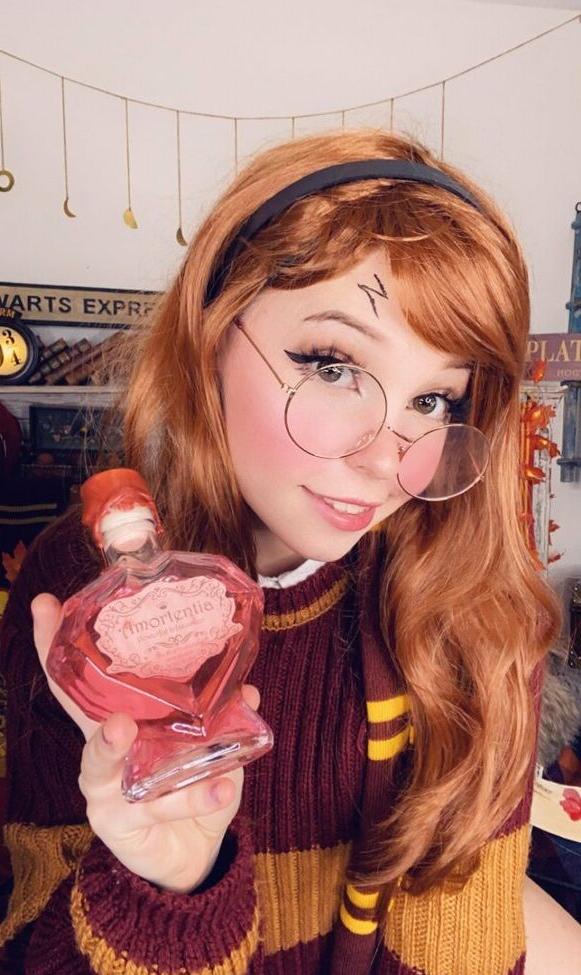 25P Belle Delphine nude