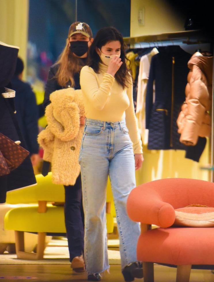 25P Selena Gomez nude