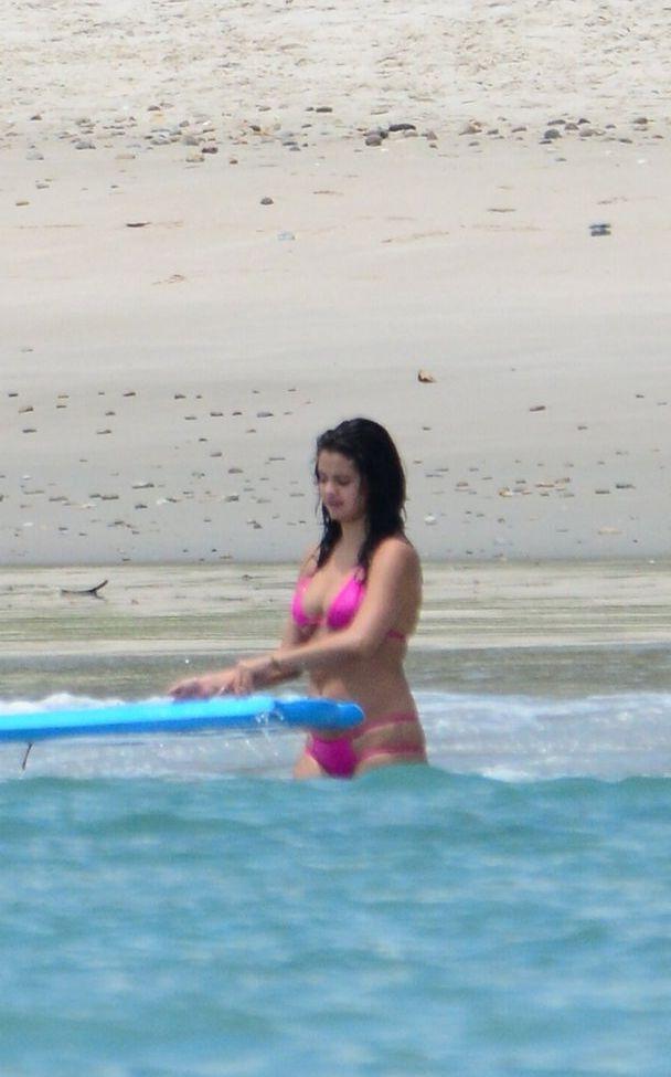 25P Selena Gomez nude