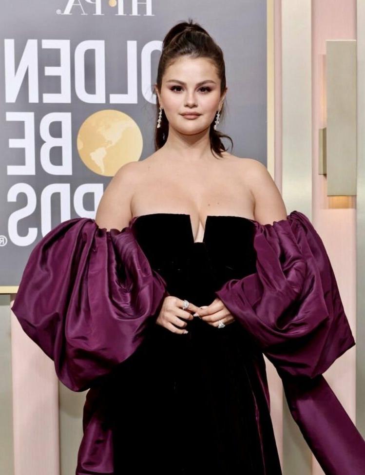 25P Selena Gomez nude