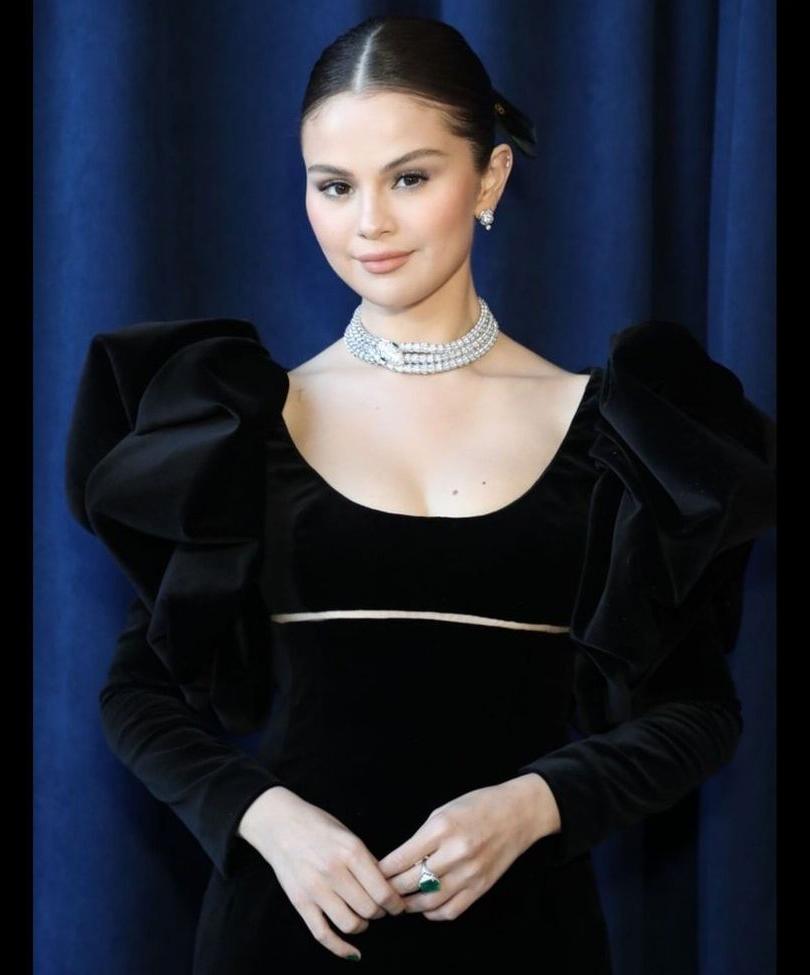 25P Selena Gomez nude