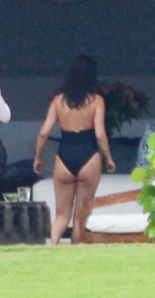 25P Selena Gomez nude
