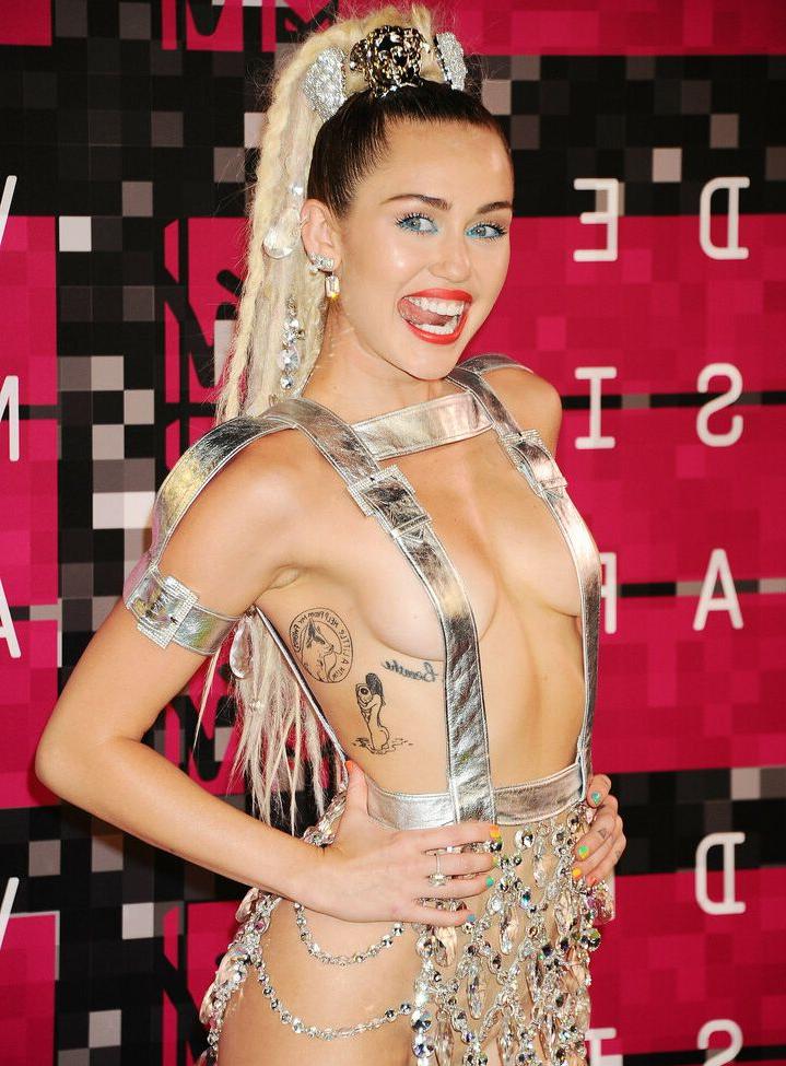 25P Miley Cyrus nude