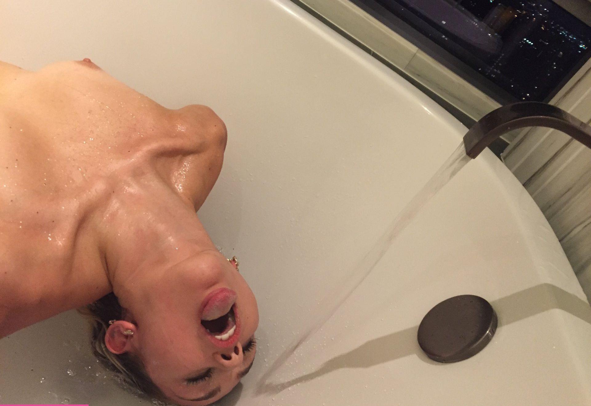 25P Miley Cyrus nude