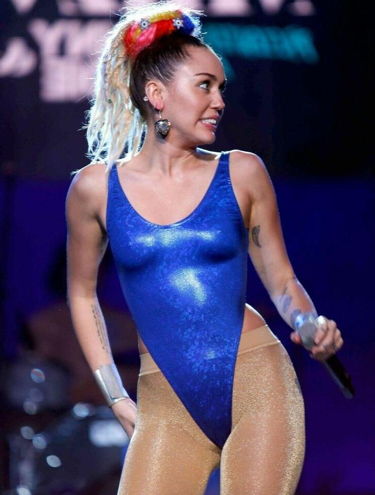 25P Miley Cyrus nude