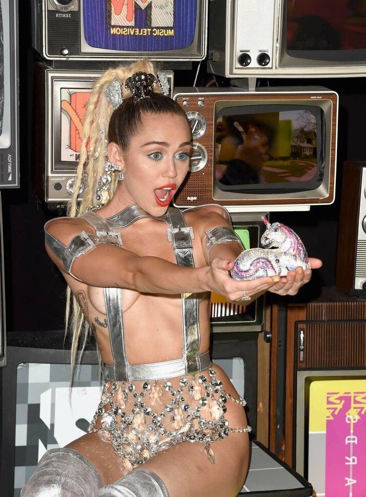 25P Miley Cyrus nude