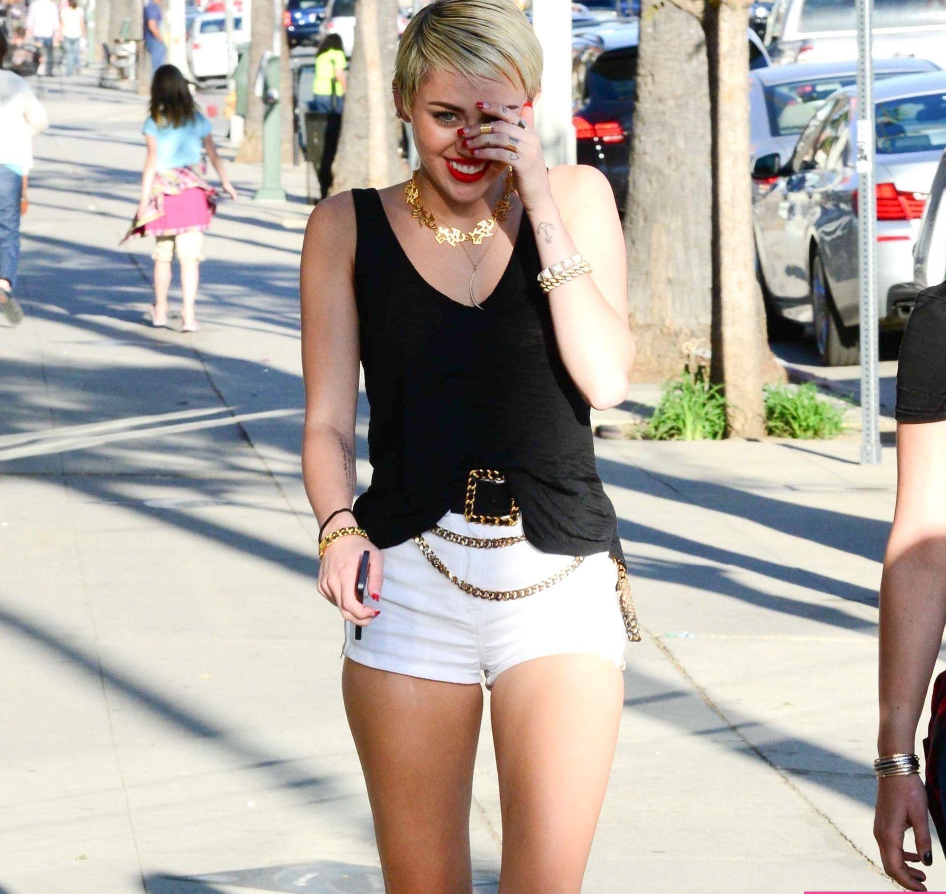 25P Miley Cyrus nude