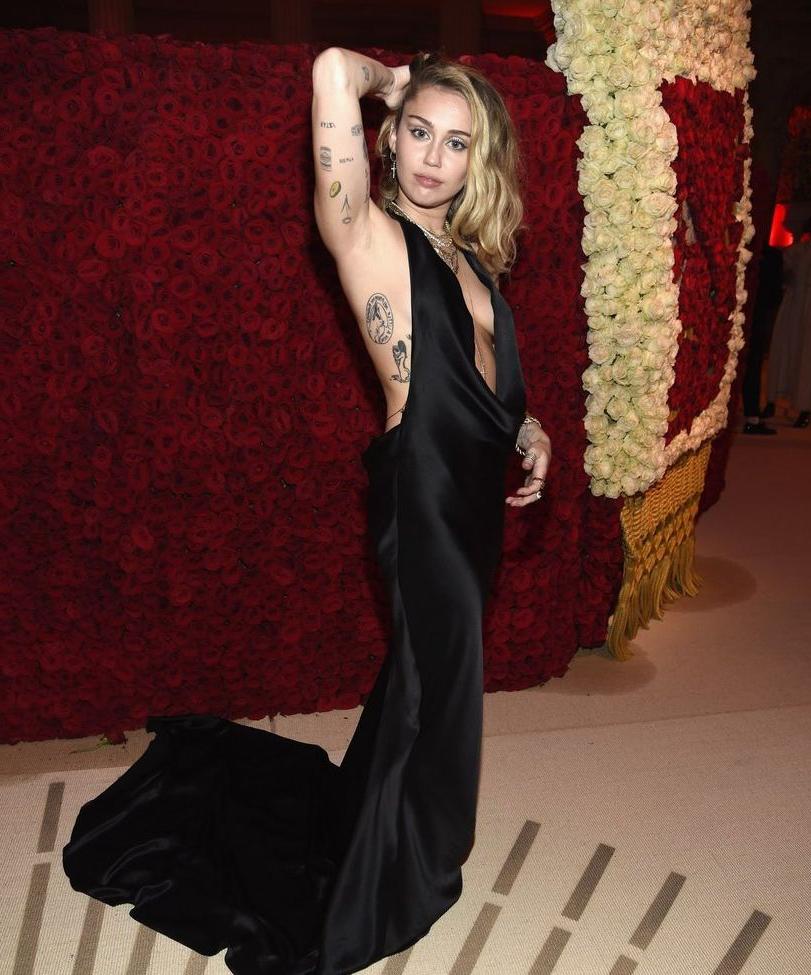 25P Miley Cyrus nude