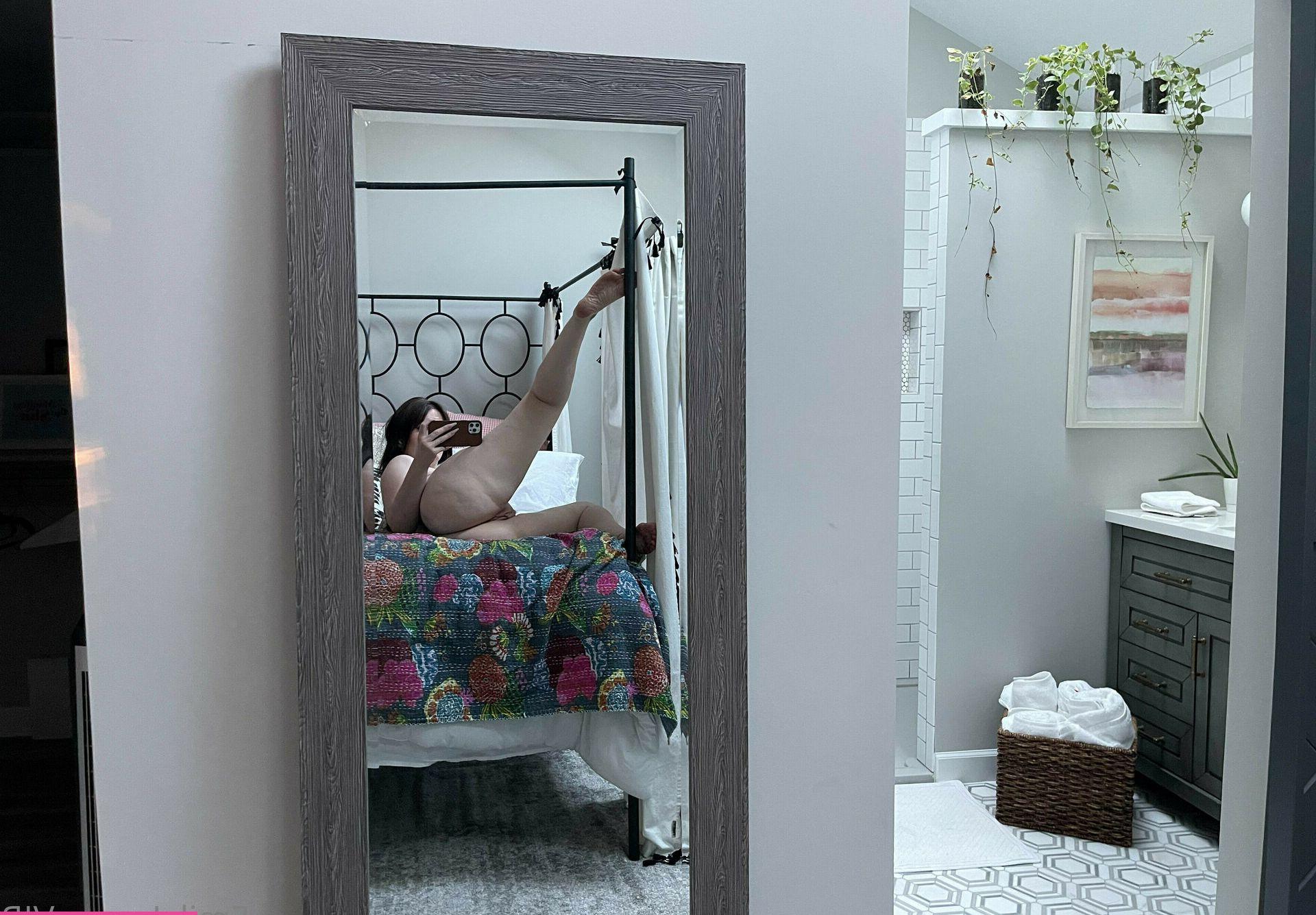 25P Emily Lynne nude