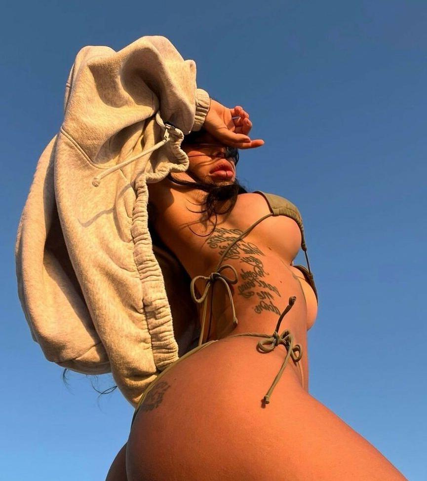 25P Alex Mucci nude