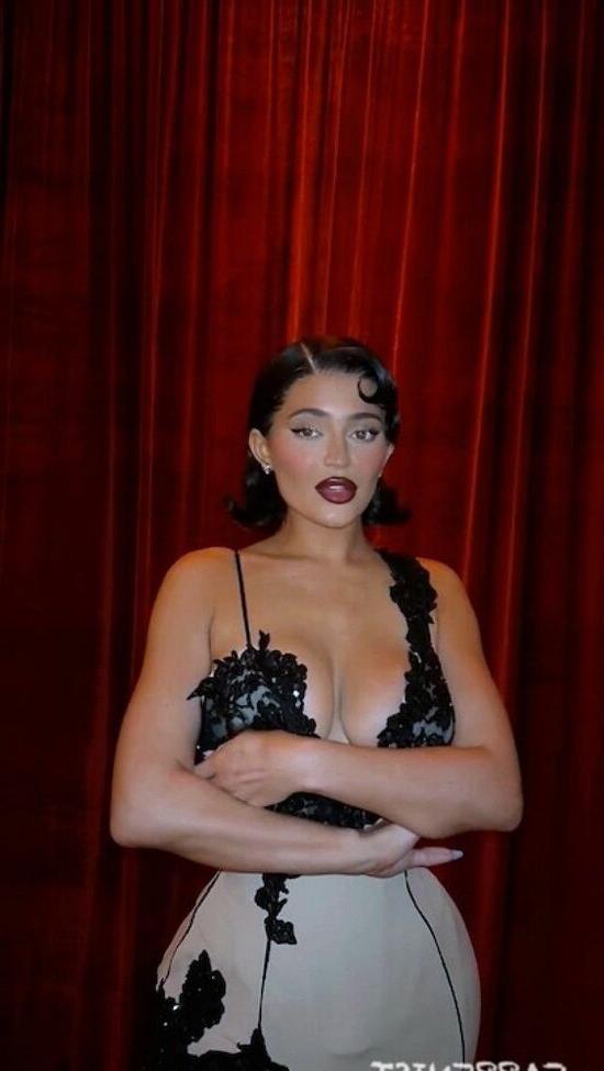 25P Kylie Jenner nude