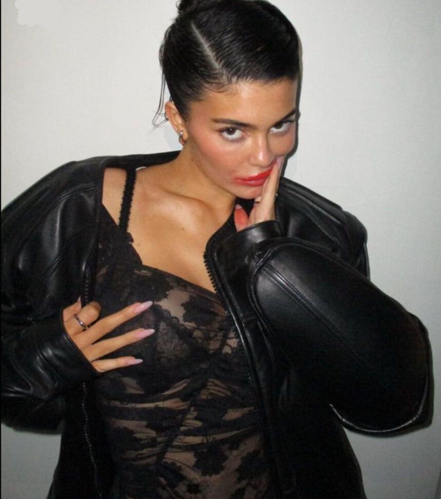 25P Kylie Jenner nude