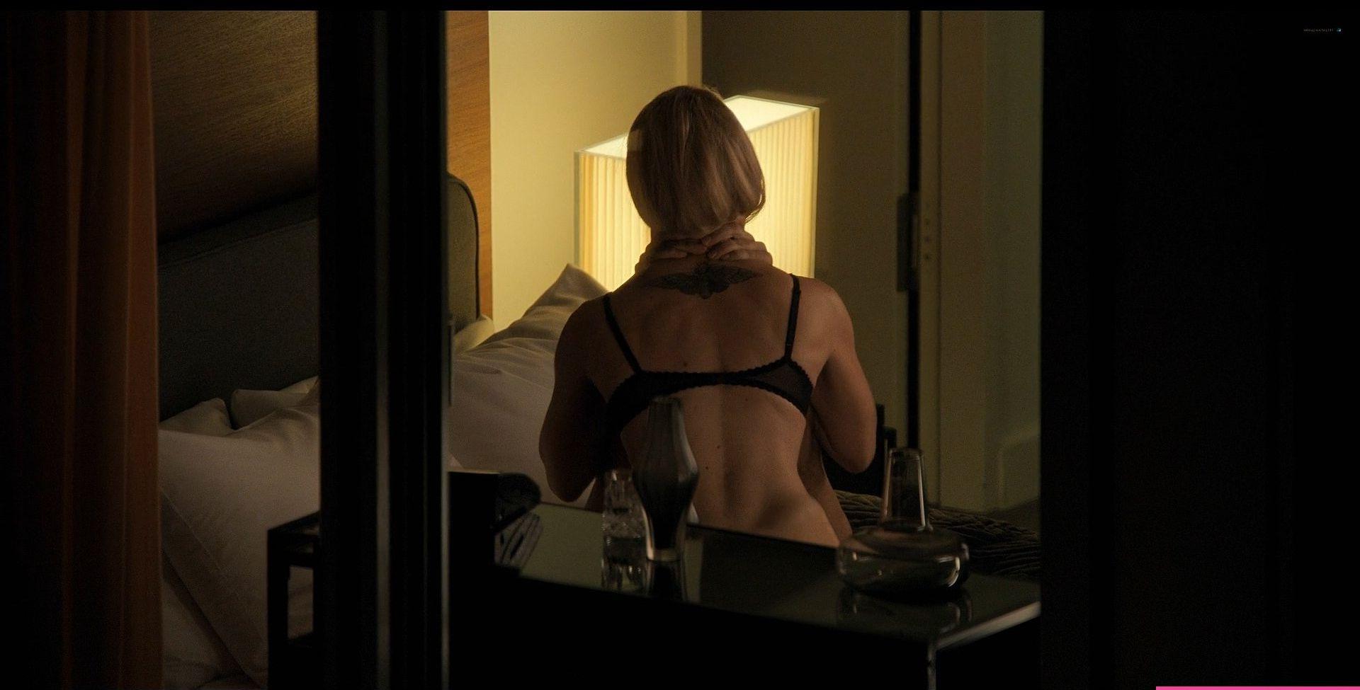 25P Kaley Cuoco nude