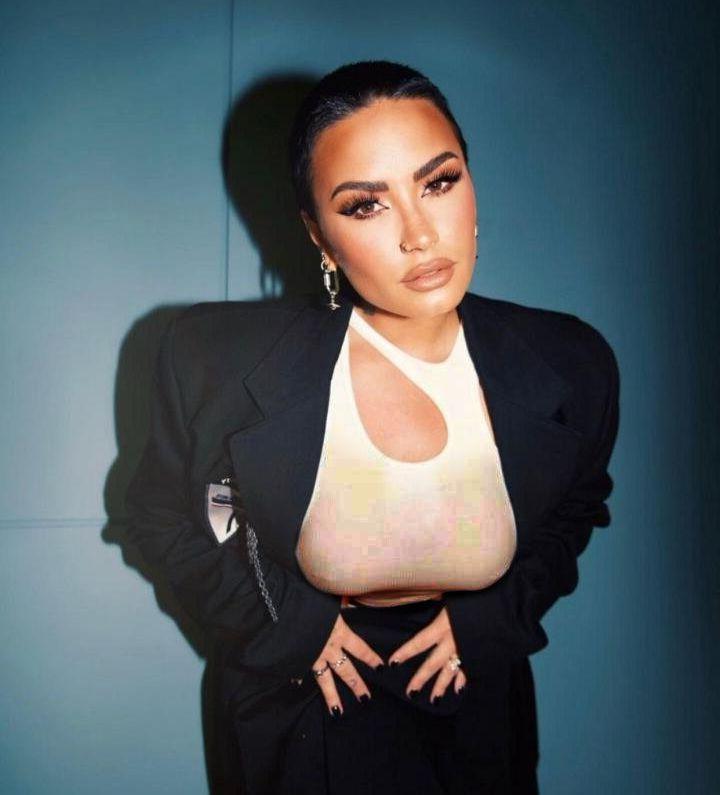 25P Demi Lovato nude