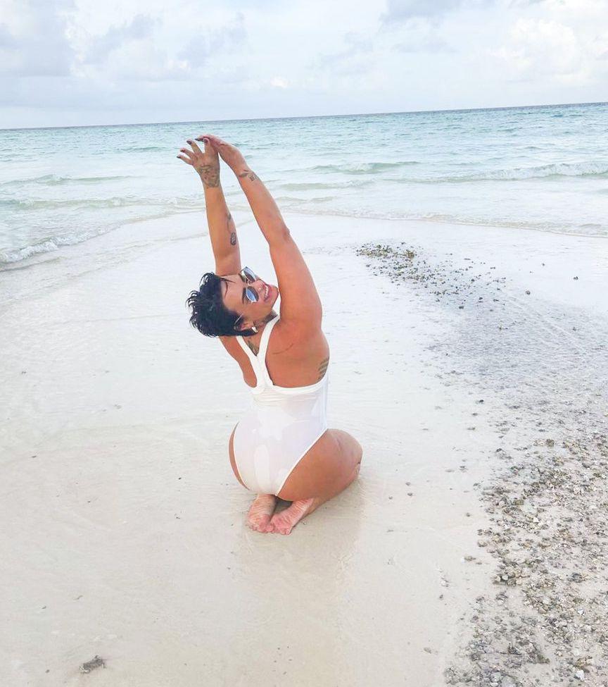25P Demi Lovato nude