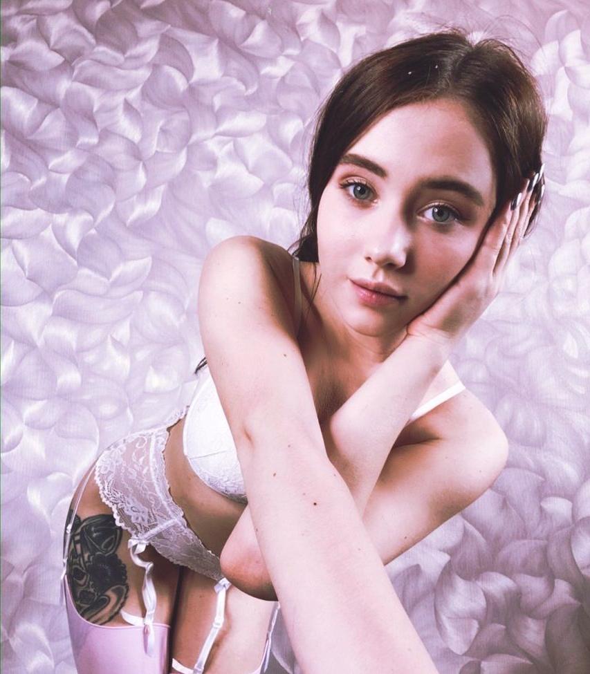 25P Arilaviee nude