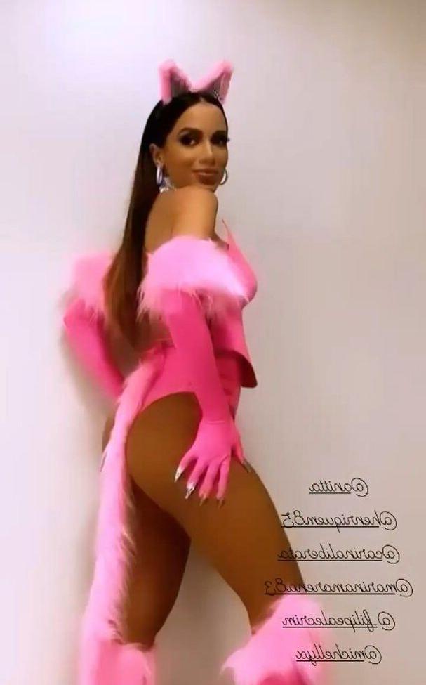 25P Anitta nude