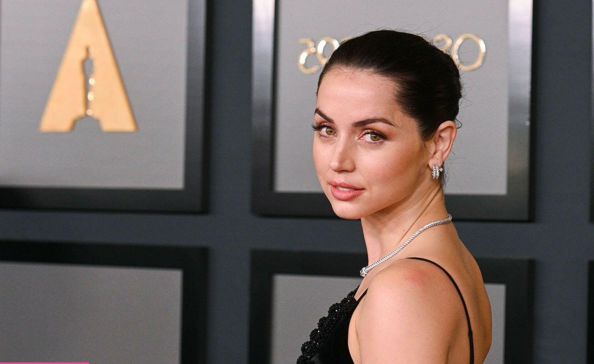 25P Ana De Armas nude