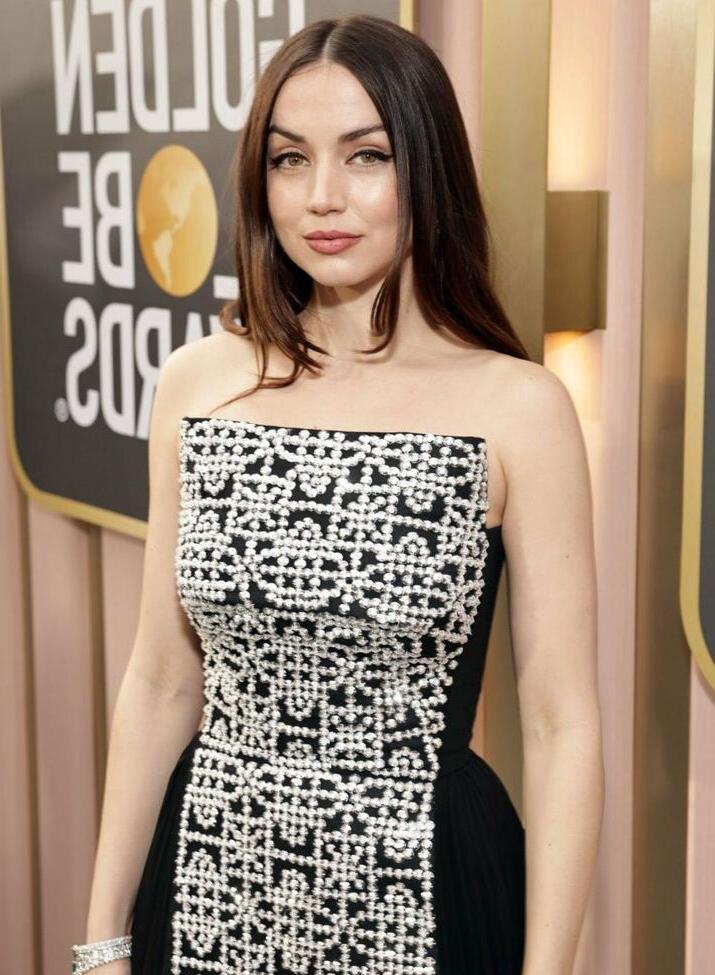 25P Ana De Armas nude