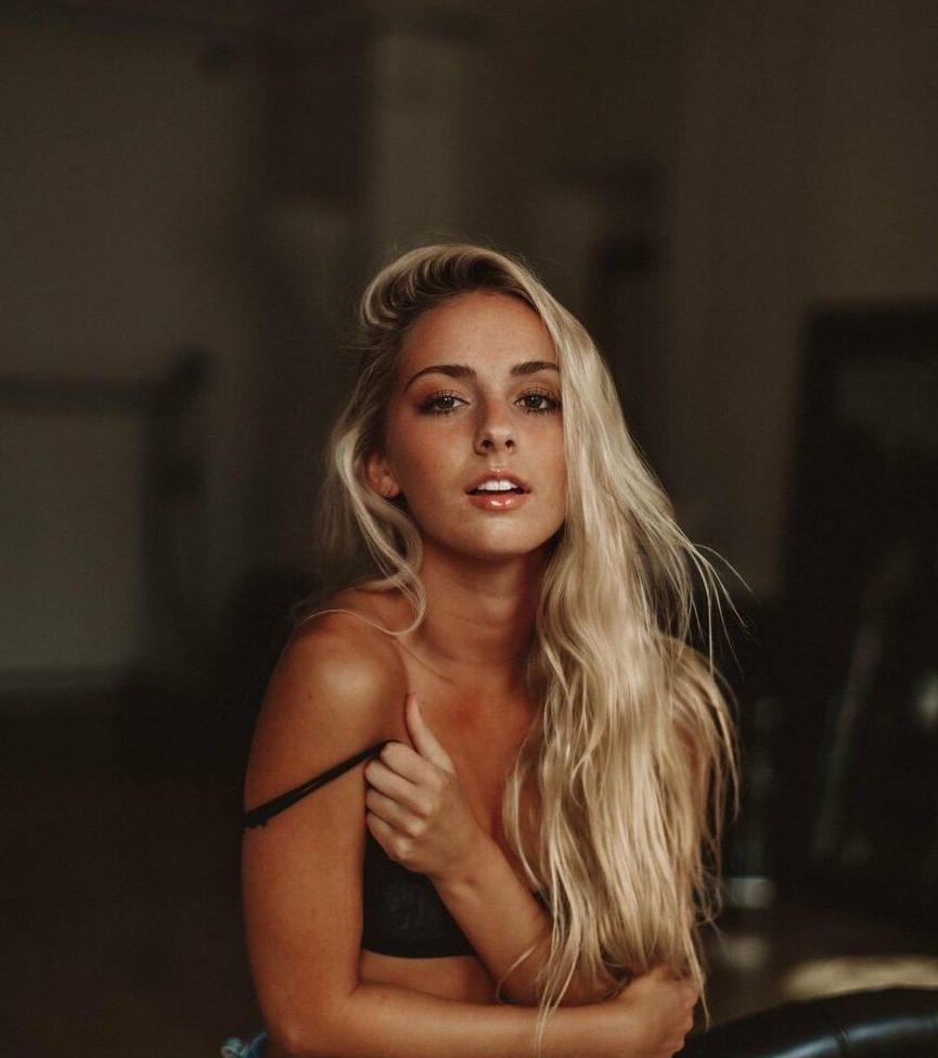 25P Natalie Reynolds nude