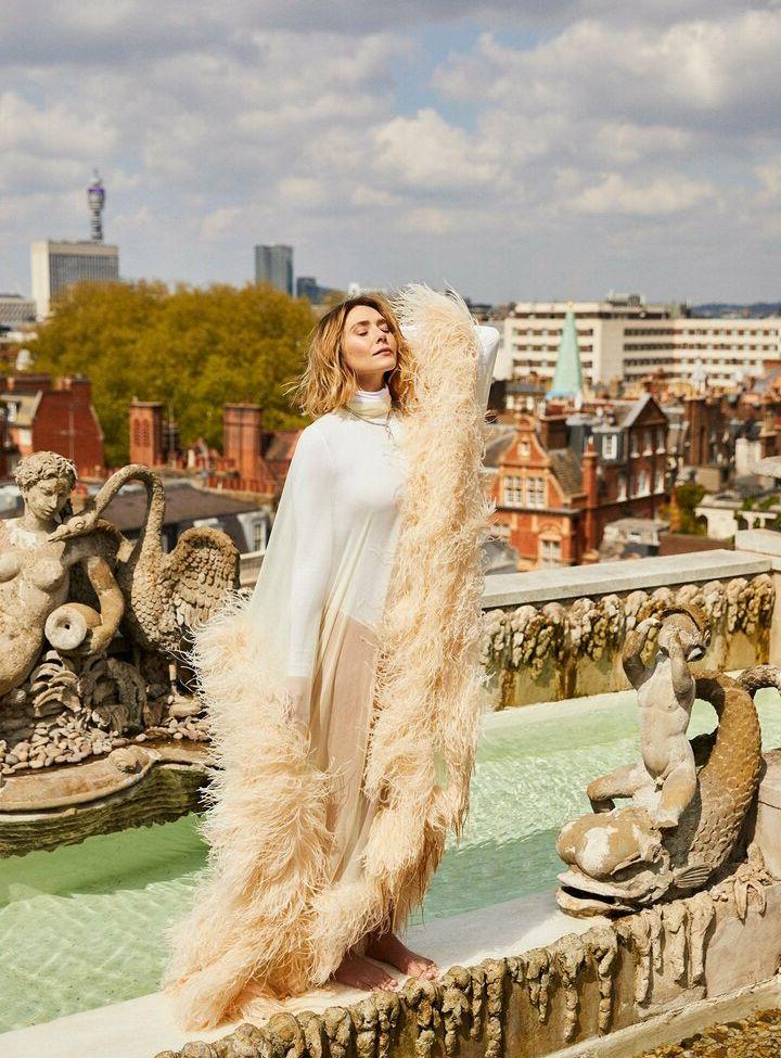 25P Elizabeth Olsen nude