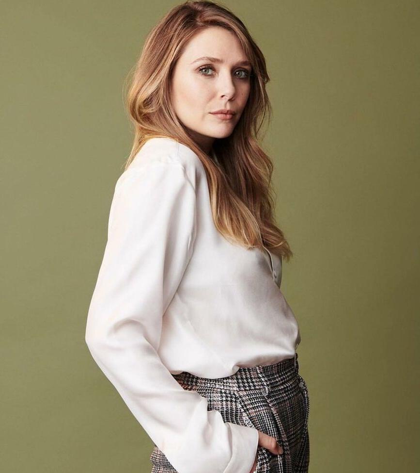 25P Elizabeth Olsen nude