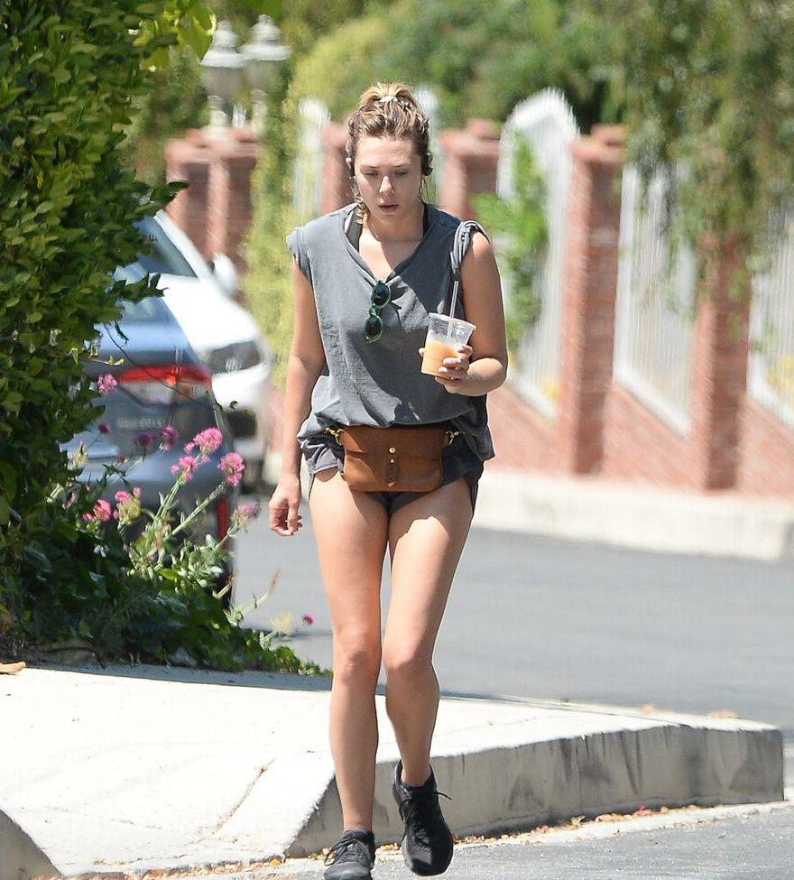 25P Elizabeth Olsen nude
