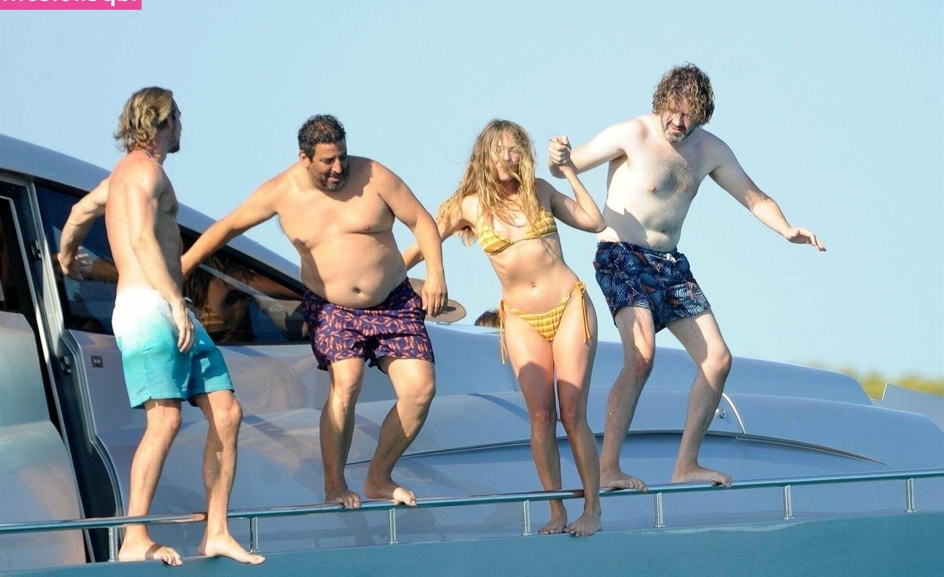 25P Margot Robbie nude