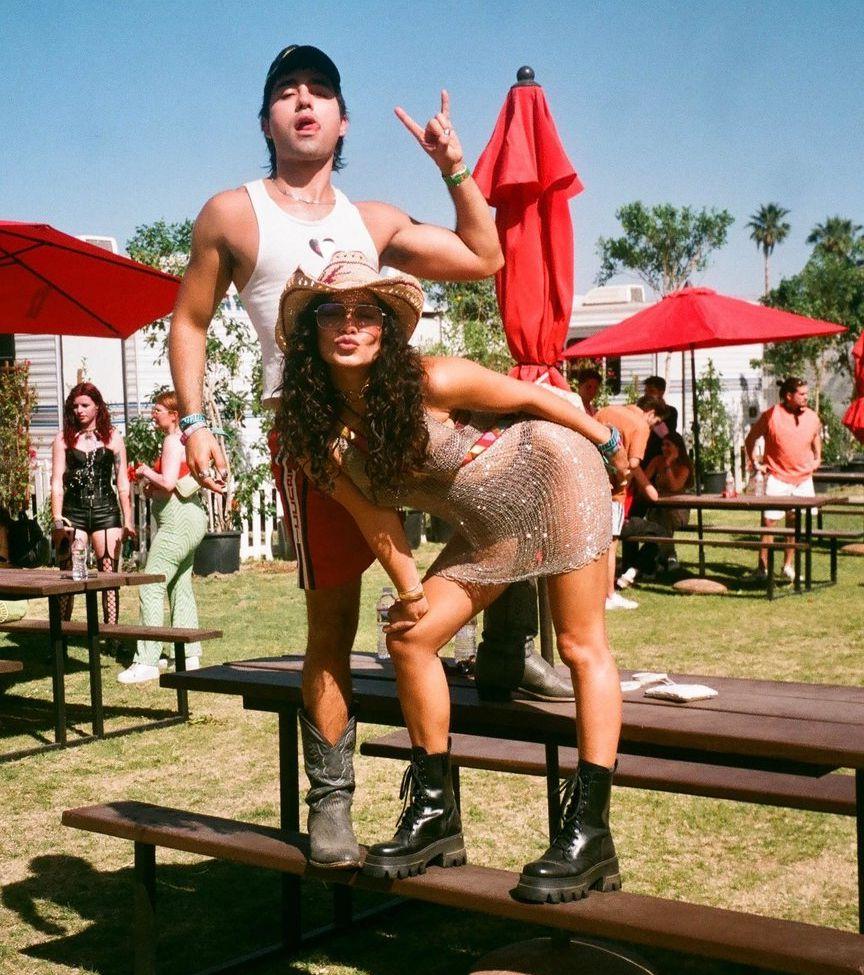 25P Vanessa Hudgens nude
