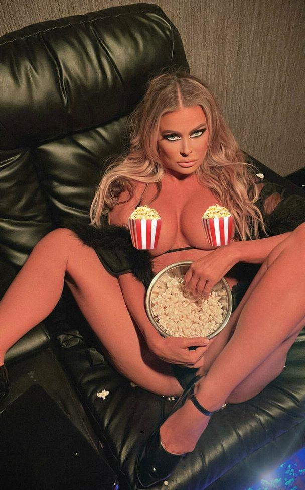 25P Carmen Electra nude