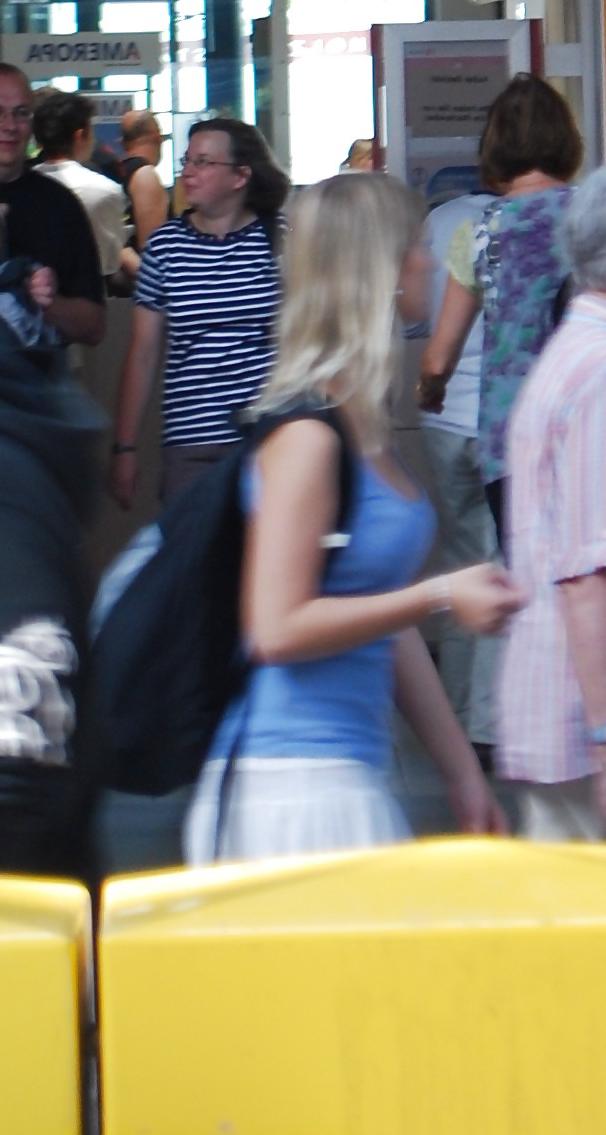 25P STREET VOYEUR - HORNY TEEN PUSSYS - COMMENT PLS